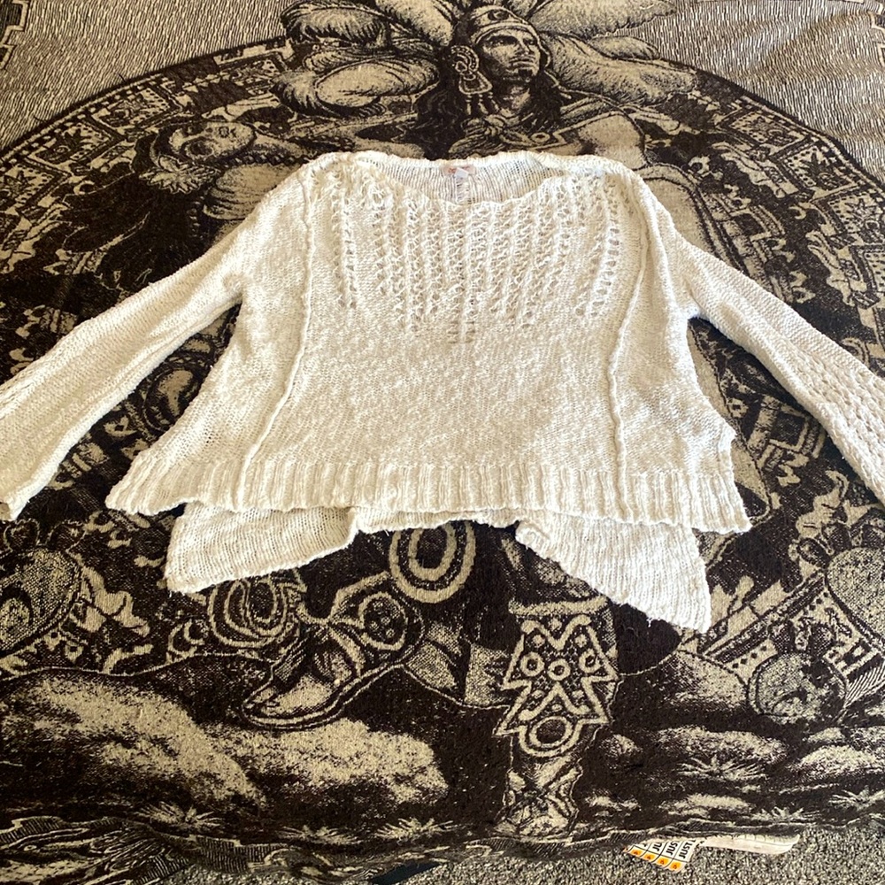 White sweater brand: Arizona Jean co. Size: Medium